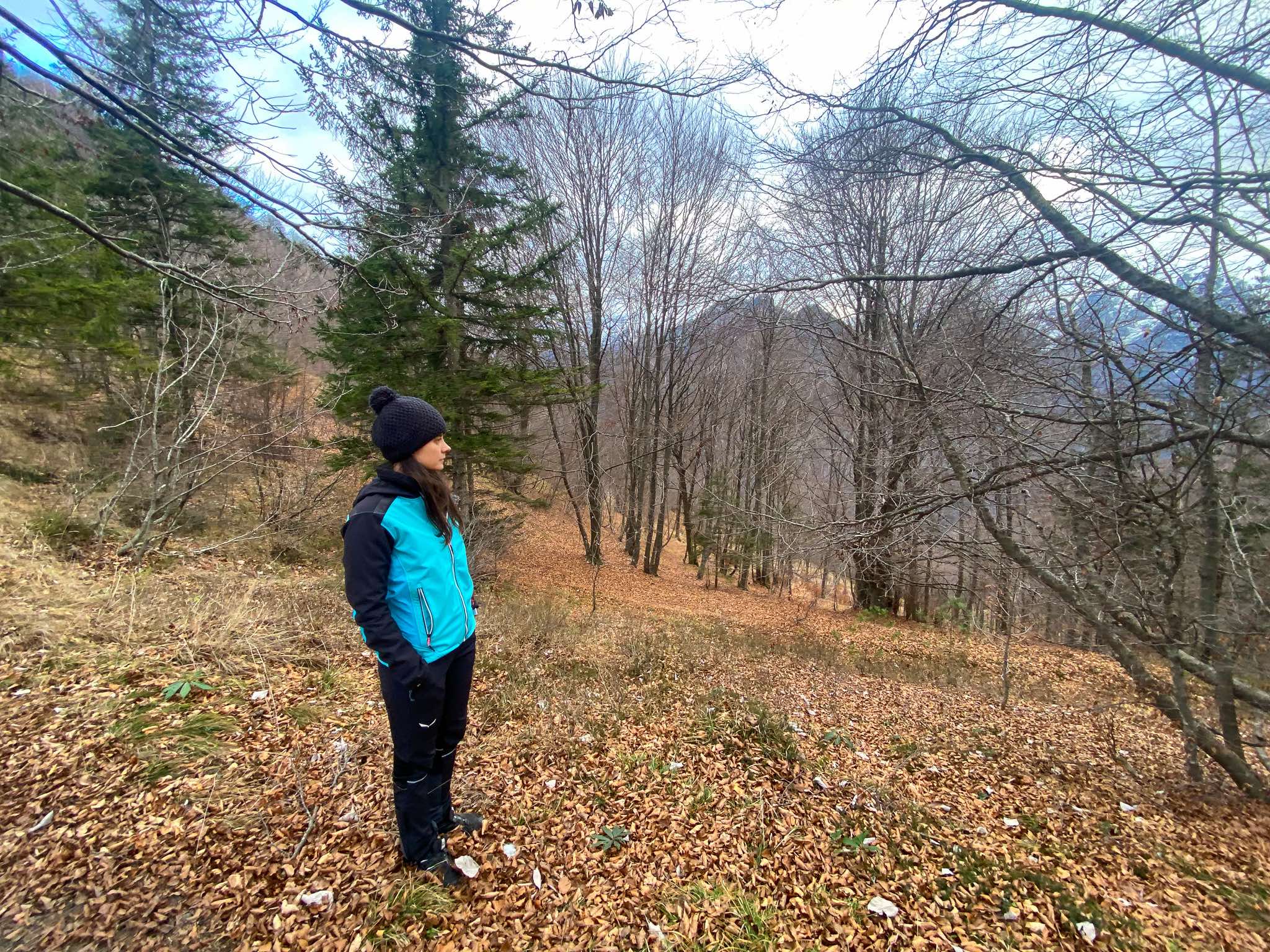 ragazza nel bosco