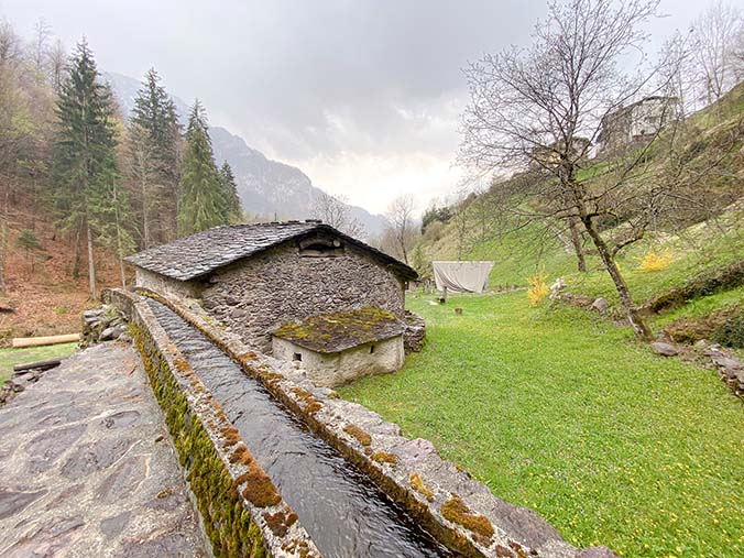 Il canale d'acqua del Mulino di Baresi