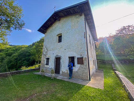 Laura davanti alla Chiesa di San Michele in Sussia che legge una mappa